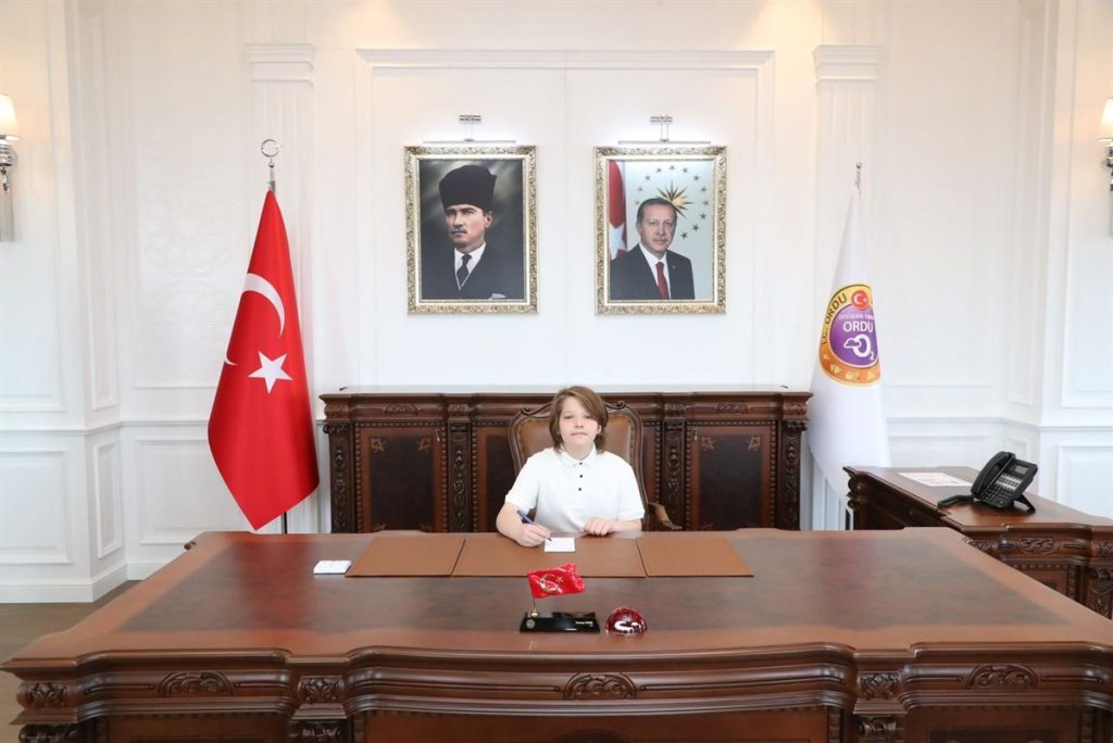 Vali Koltuğu Şehit Çocuklarına Emanet v3