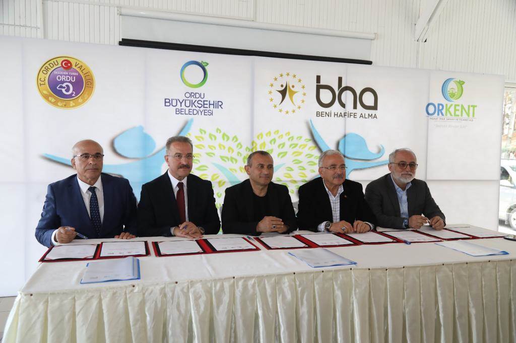 BÜYÜKŞEHİR, DEPREM MAĞDURU AİLE VE ÇOCUKLARI BAĞRINA BASTI b 5
