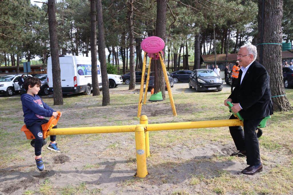 BÜYÜKŞEHİR, DEPREM MAĞDURU AİLE VE ÇOCUKLARI BAĞRINA BASTI b1 1