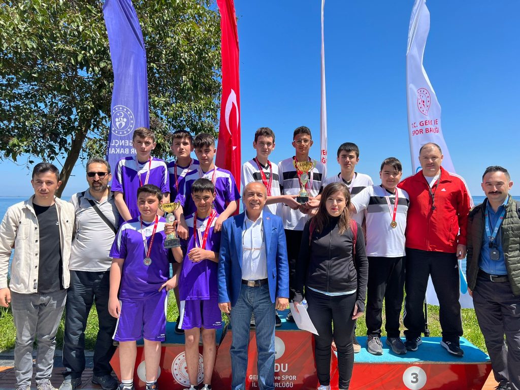 SPORCULAR ÖDÜLLERİNİ ALDI bi2