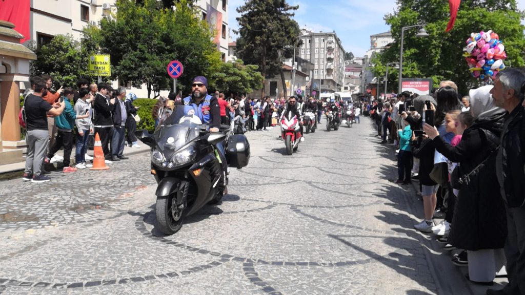 ÜNYE'DE 19 MAYIS PROGRAMI COŞKUYLA KUTLANDI c 1