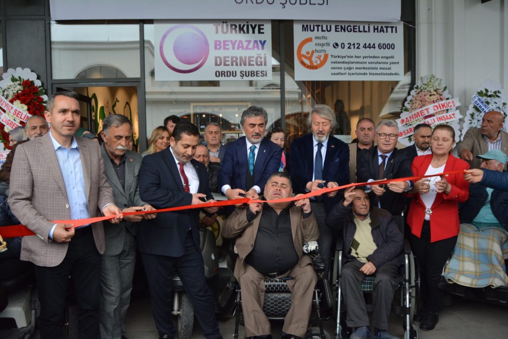 BEYAZAY DERNEĞİNDEN GÖRKEMLİ AÇILIŞ d1 1