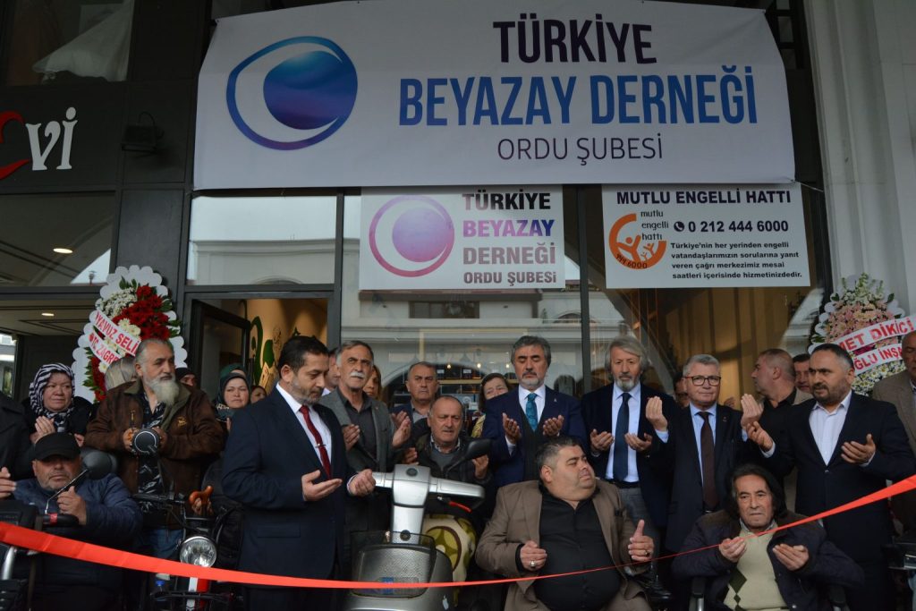 BEYAZAY DERNEĞİNDEN GÖRKEMLİ AÇILIŞ d10