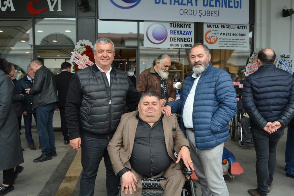 BEYAZAY DERNEĞİNDEN GÖRKEMLİ AÇILIŞ d13