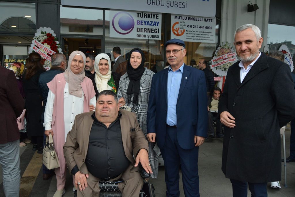 BEYAZAY DERNEĞİNDEN GÖRKEMLİ AÇILIŞ d14