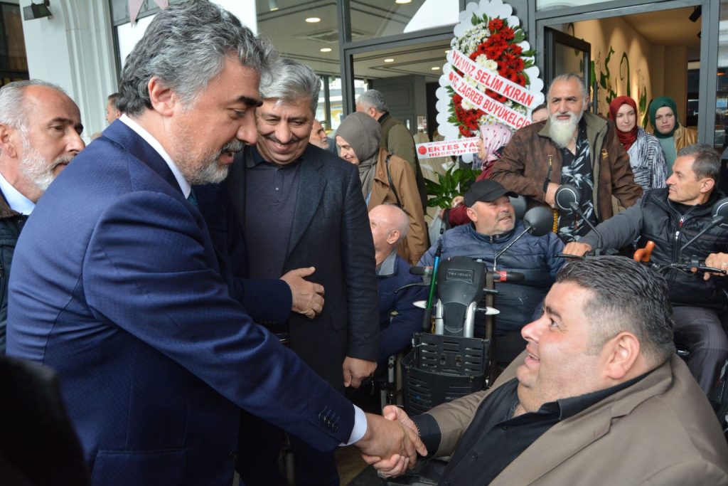 BEYAZAY DERNEĞİNDEN GÖRKEMLİ AÇILIŞ d9