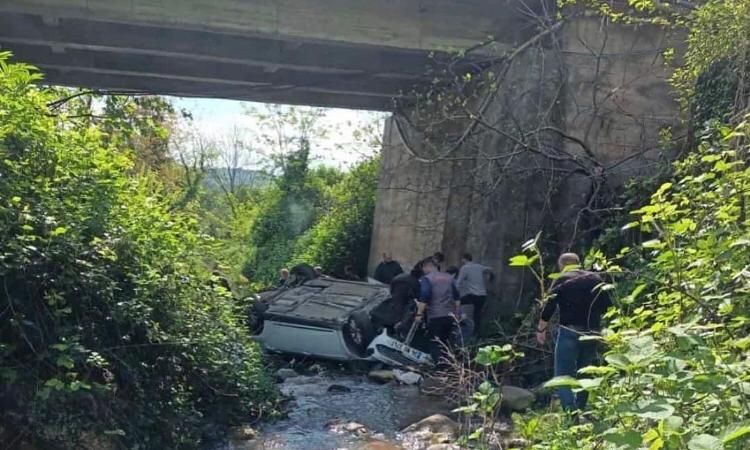 ÇAMAŞ'DA ARABA DEREYE UÇTU de