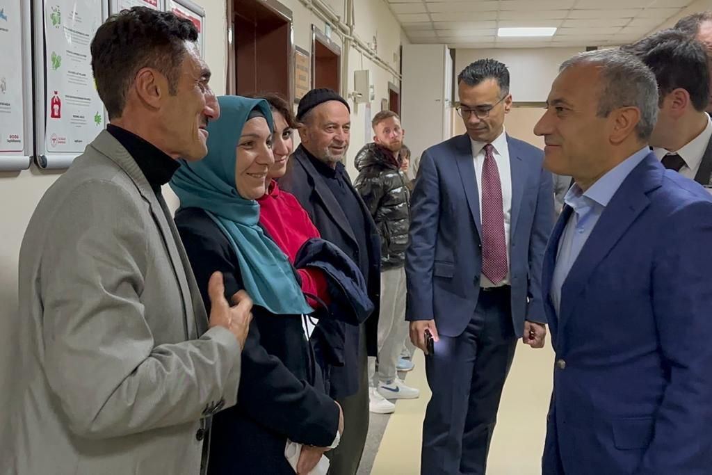 Vali Sonel, Hastaneleri Ziyaret Ederek, Hemşirelerin Gününü Kutladı s2 1