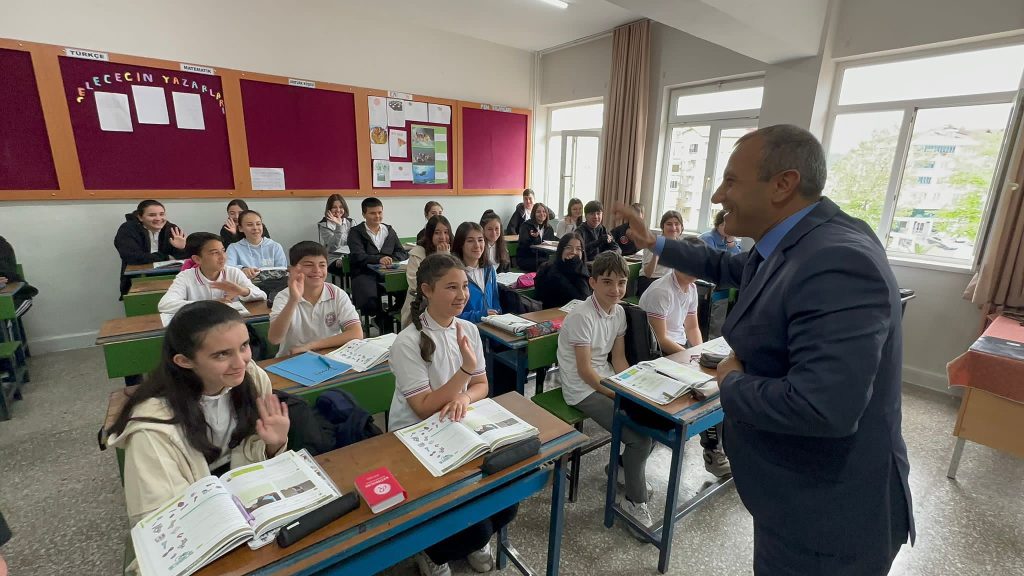 Vali Sonel, Her Pazartesi Sabahı Haftaya Okul Ziyaretleri İle Başlıyoruz so1
