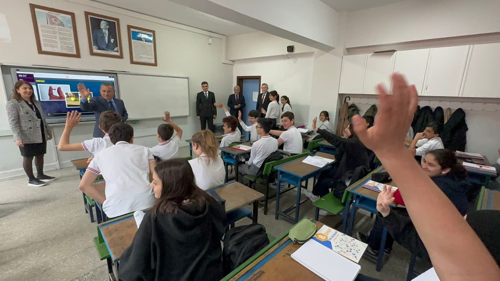Vali Sonel, Her Pazartesi Sabahı Haftaya Okul Ziyaretleri İle Başlıyoruz so2