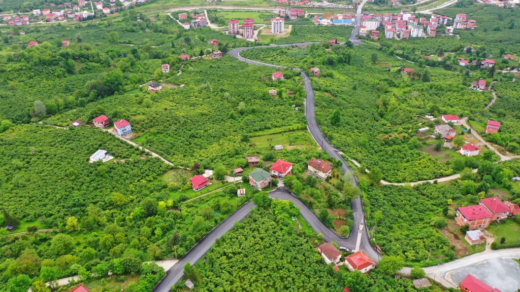 ‘KİBELE’NİN EVİNE GİDEN YOLA SICAK ASFALT KI