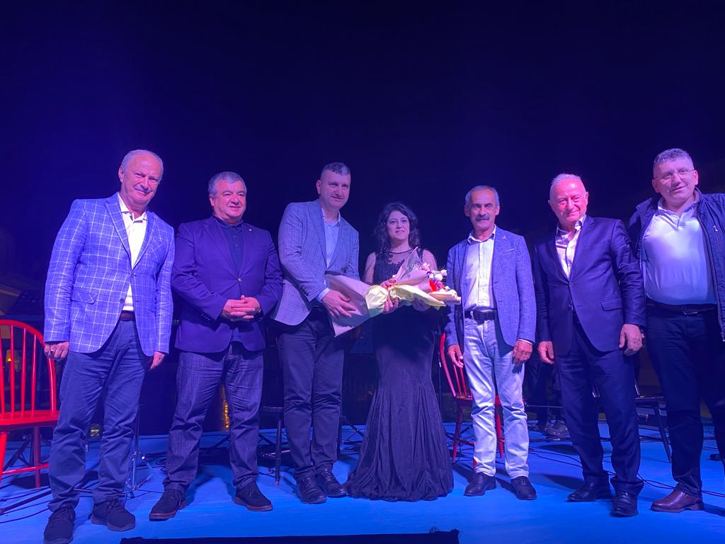 ÜNSAK VE BEYAZAY’DAN MUHTEŞEM KONSER KO