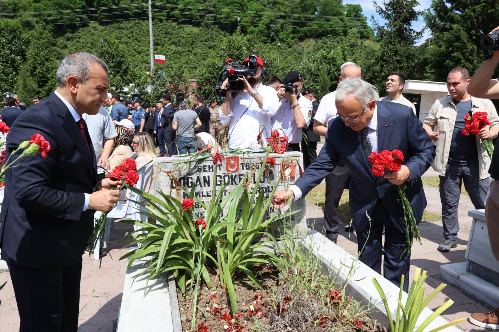 AREFE GÜNÜNDE ŞEHİTLİKLER ZİYARET EDİLDİ
