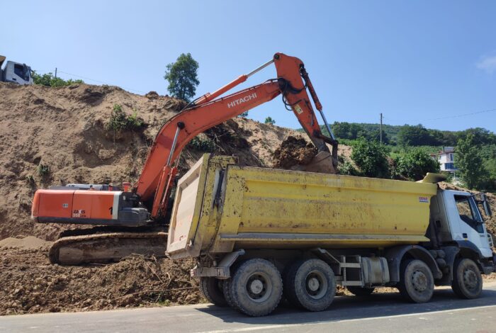 BAŞKAN TAVLI, MİLLETVEKİLİ HAMARAT İLE BİRLİKTE ÜNYE-AKKUŞ-NİKSAR YOLUNDA İNCELEMELERDE BULUNDU b2 1