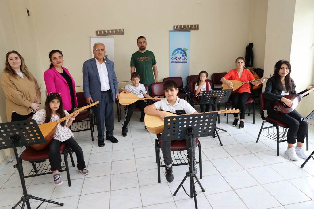 BAŞKAN GÜLER, SANATIN VE SANATÇININ YANINDA g 1