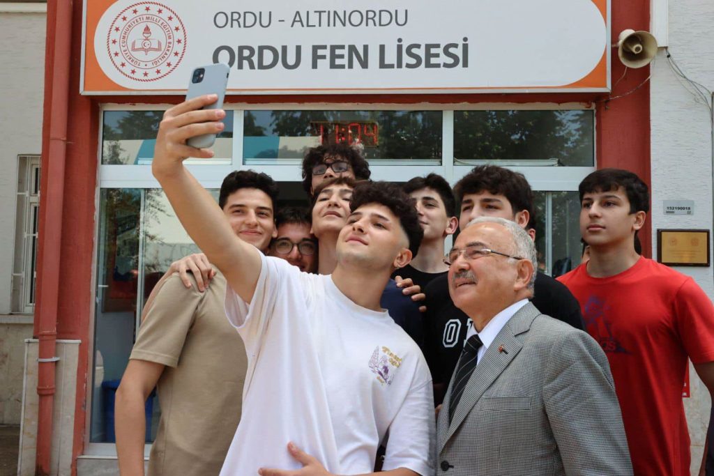 BAŞKAN HİLMİ GÜLER, LİSE ÖĞRENCİLERİ İLE BULUŞTU hi