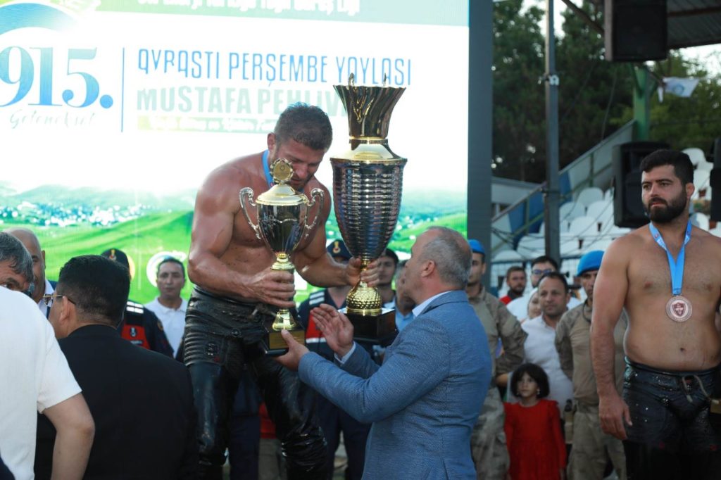 AYBASTI’DA BAŞPEHLİVAN İSMAİL BALABAN OLDU AY1 1
