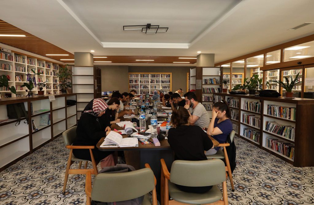 ULU CAMİİ KÜTÜPHANESİ DOLUP TAŞIYOR KU 1
