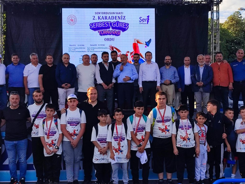 Genç pehlivanlar mindere çıkarak hünerlerini sergiledi. T 1