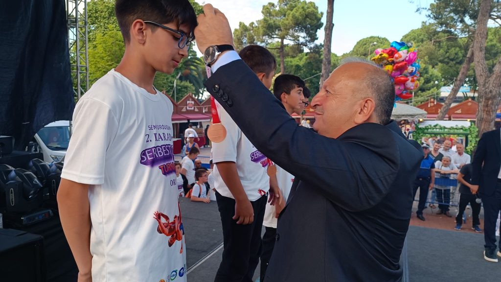 Genç pehlivanlar mindere çıkarak hünerlerini sergiledi. T1 1