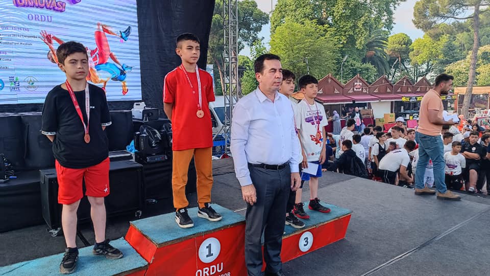 Genç pehlivanlar mindere çıkarak hünerlerini sergiledi. T2