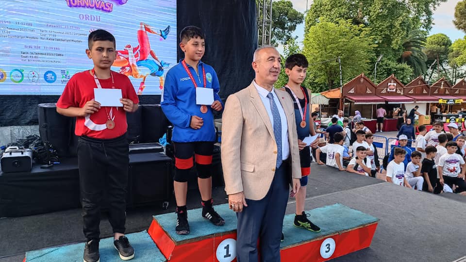 Genç pehlivanlar mindere çıkarak hünerlerini sergiledi. T3