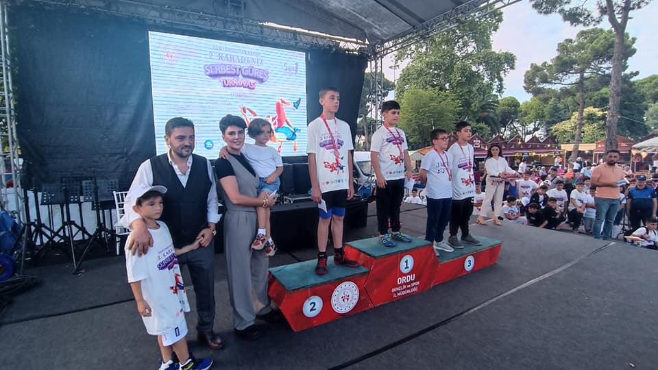 Genç pehlivanlar mindere çıkarak hünerlerini sergiledi. T5