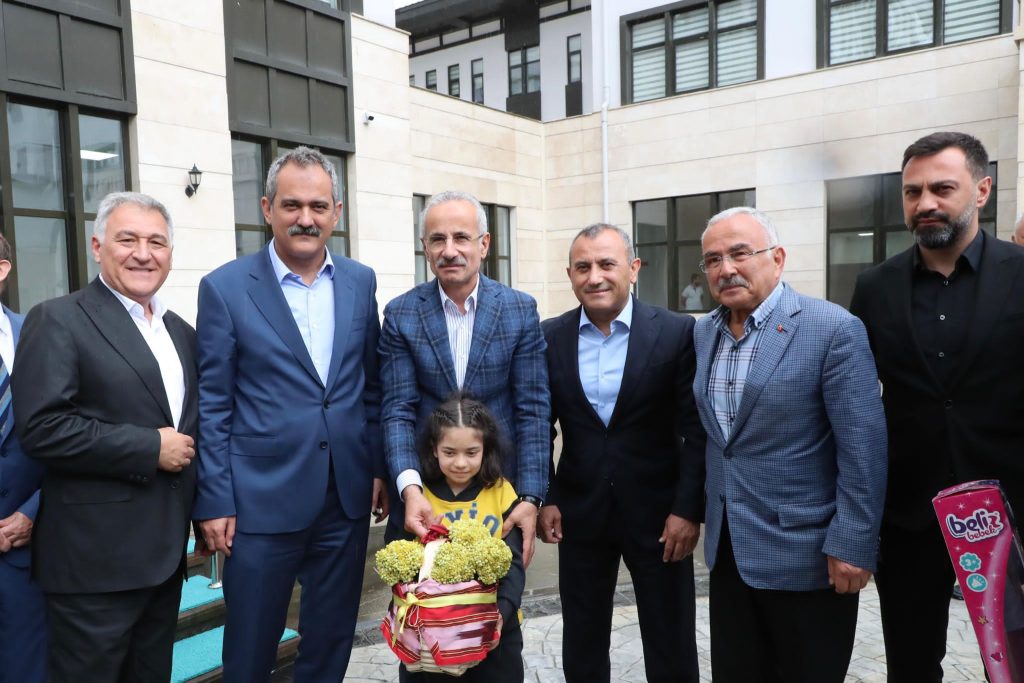 Ulaştırma ve Altyapı Bakanı Uraloğlu, Sel Afetini Yerinde İnceledi U