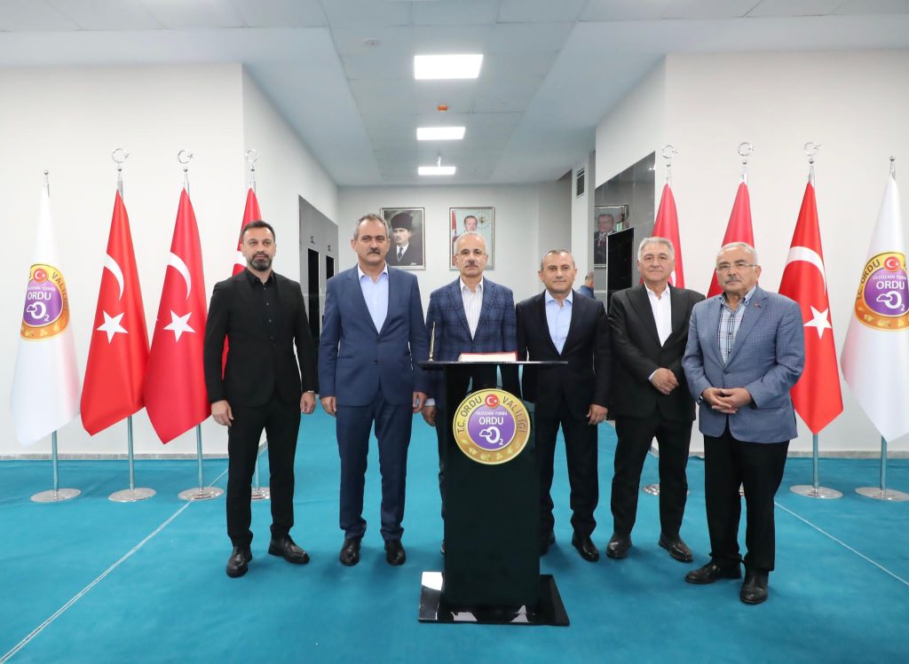 Ulaştırma ve Altyapı Bakanı Uraloğlu, Sel Afetini Yerinde İnceledi U1