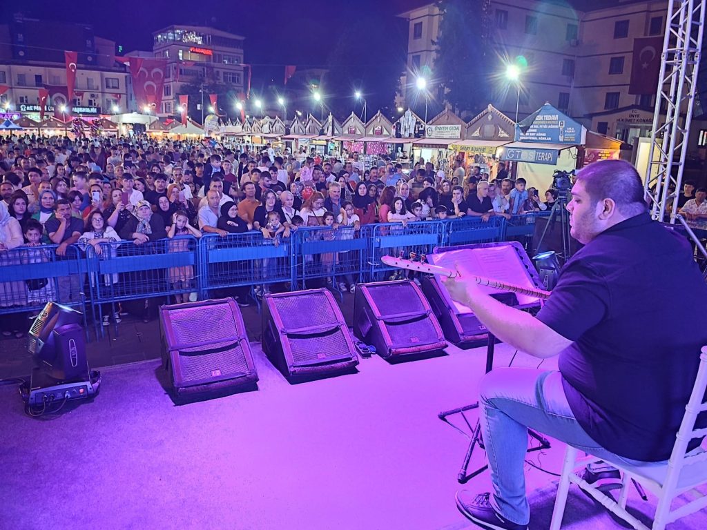 ÜNYE FESTİVALİ’NDE AYKAN DERYAL’DAN TÜRKÜ ŞÖLENİ U1 3