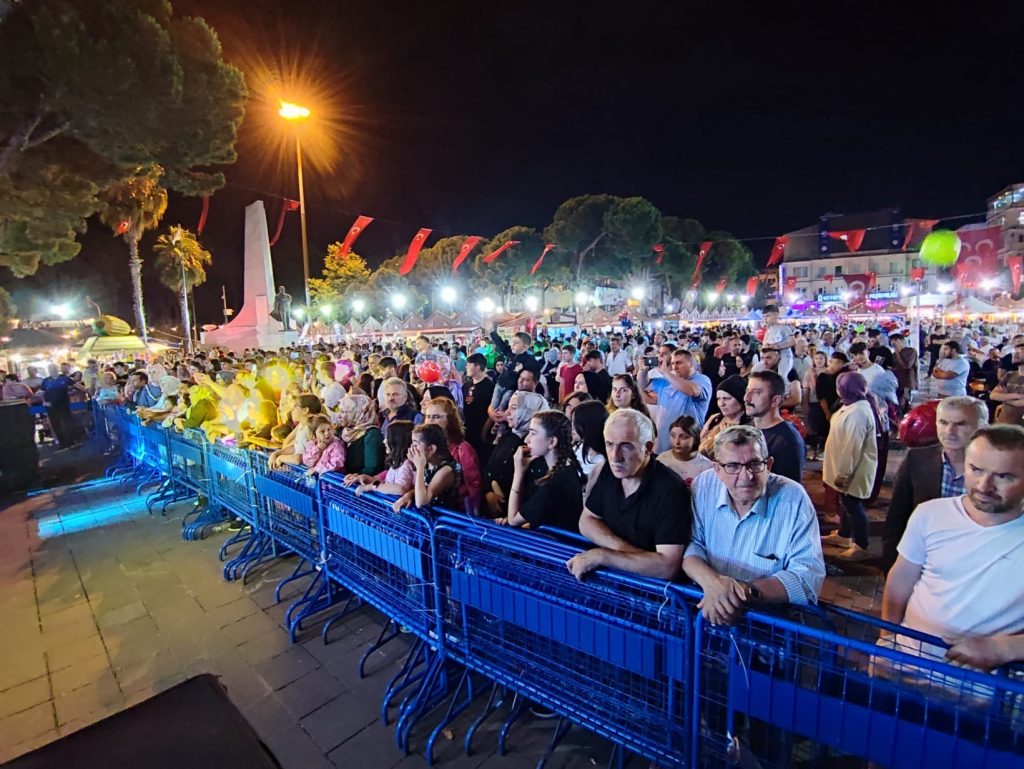 ÜNYE FESTİVALİ’NDE AYKAN DERYAL’DAN TÜRKÜ ŞÖLENİ U2