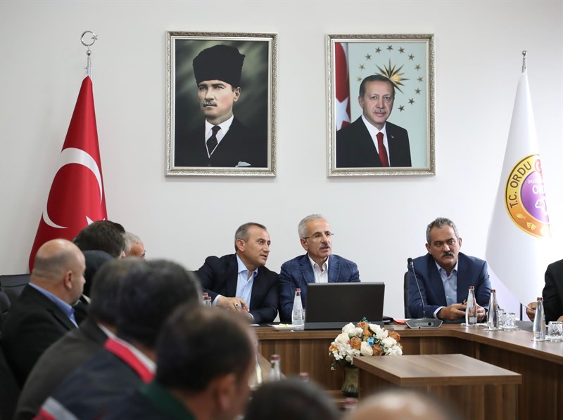 Ulaştırma ve Altyapı Bakanı Uraloğlu, Sel Afetini Yerinde İnceledi U3
