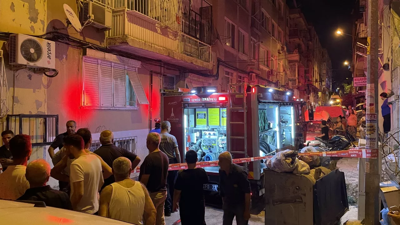 İzmir’in Konak ilçesinde bir evde klima nedeniyle çıkan yangında mahsur