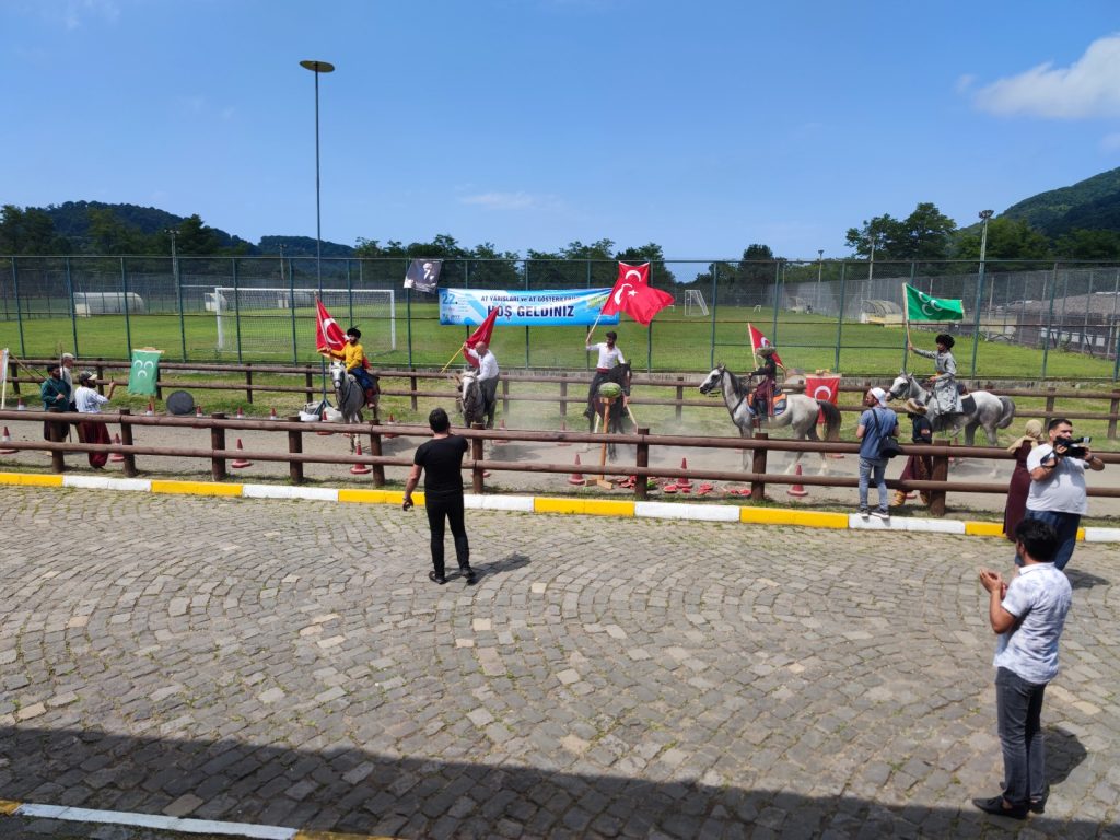 ÜNYE’DE İLK KEZ YAPILAN ATLI SPOR GÖSTERİLERİ NEFES KESTİ at2