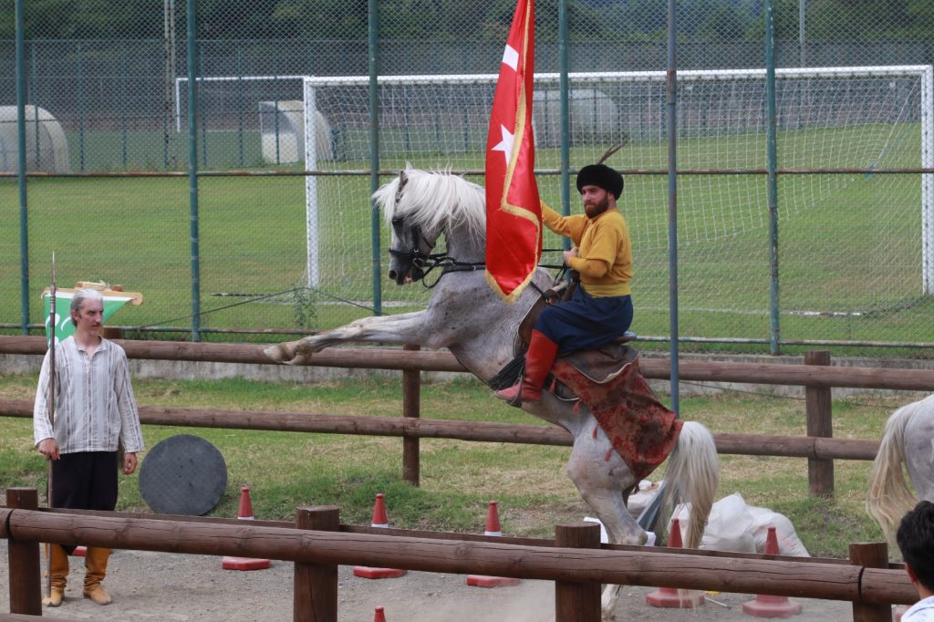 ÜNYE’DE İLK KEZ YAPILAN ATLI SPOR GÖSTERİLERİ NEFES KESTİ at5