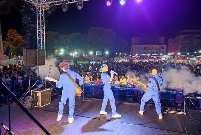 ÜNYE FESTİVALİ’NE RANDOM RENK KATTI f1