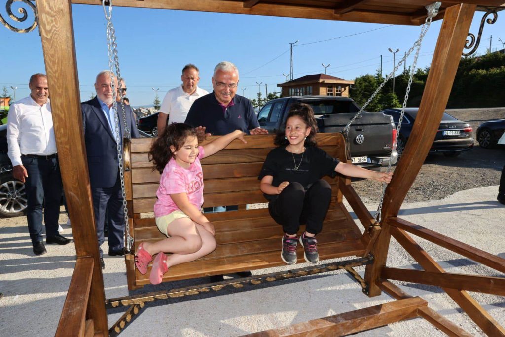BAŞKAN HİLMİ GÜLER’E YOĞUN İLGİ hi1