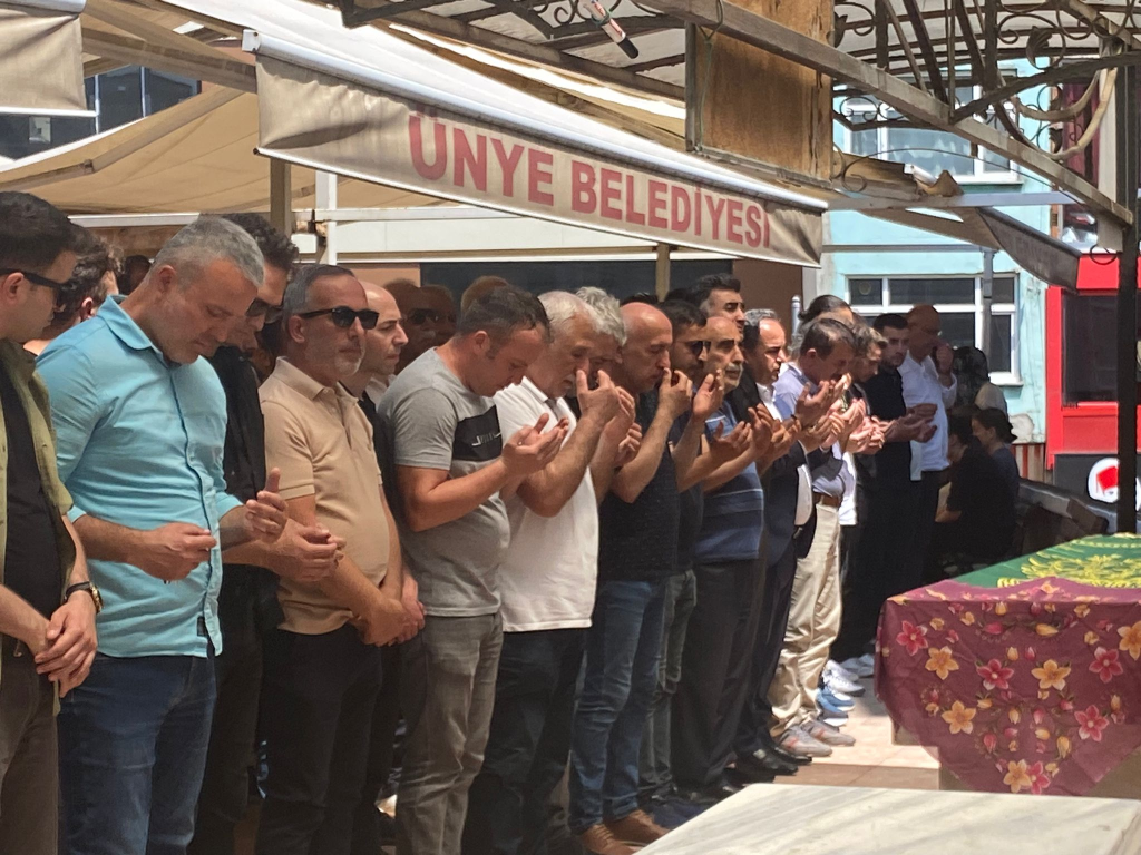 ÖZLEM HOCA SON YOLCULUĞUNA UĞURLANDI image 4
