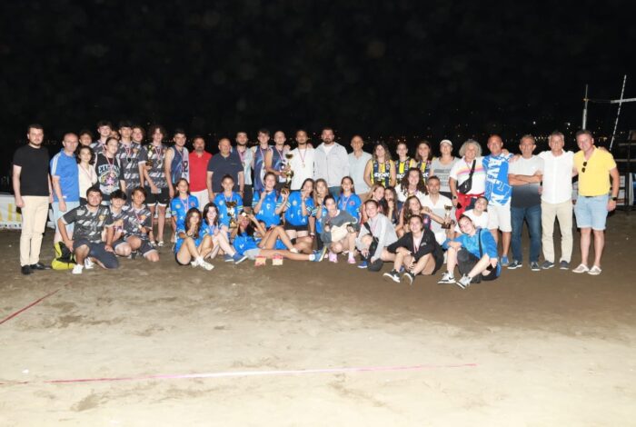 ÜNYE MANYETİK KUM VOLEYBOL TURNUVASI’NIN ŞAMPİYONLARI BELLİ OLDU u 6