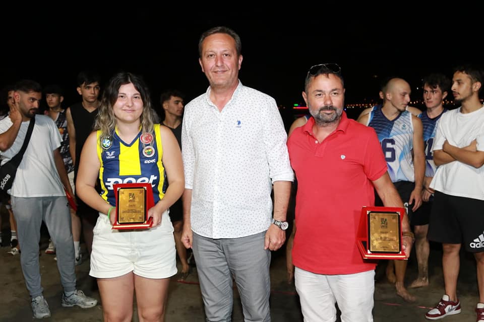 ÜNYE MANYETİK KUM VOLEYBOL TURNUVASI’NIN ŞAMPİYONLARI BELLİ OLDU u3 2