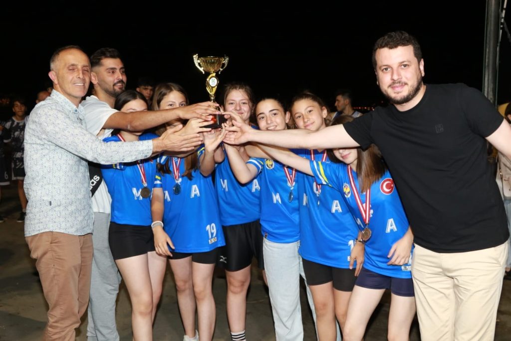 ÜNYE MANYETİK KUM VOLEYBOL TURNUVASI’NIN ŞAMPİYONLARI BELLİ OLDU u4 1