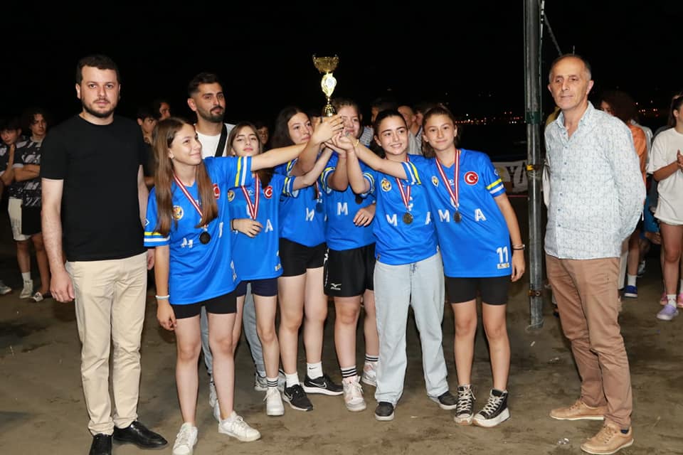 ÜNYE MANYETİK KUM VOLEYBOL TURNUVASI’NIN ŞAMPİYONLARI BELLİ OLDU u6