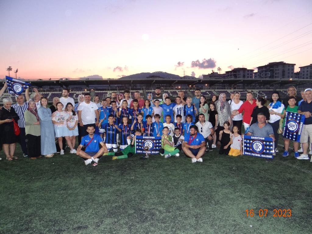 ÜFK U11 LİGİNDE ŞAMPİYONLUĞA ULAŞTI uf