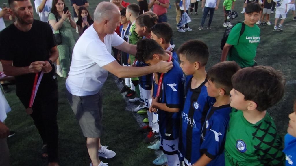 ÜFK U11 LİGİNDE ŞAMPİYONLUĞA ULAŞTI uf1
