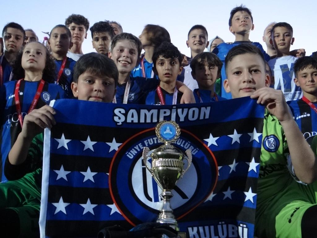 ÜFK U11 LİGİNDE ŞAMPİYONLUĞA ULAŞTI uf2