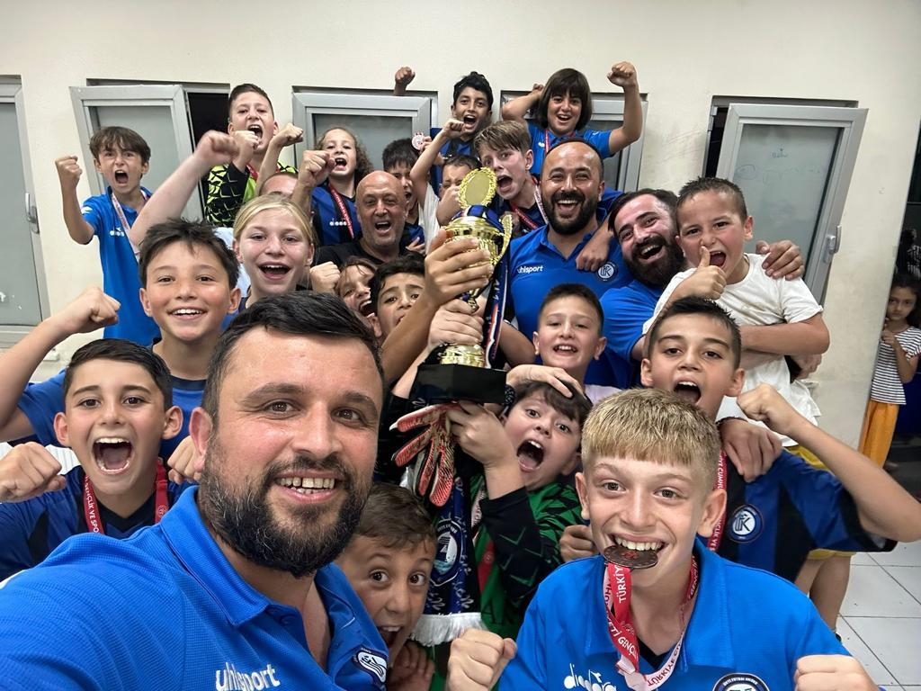 ÜFK U11 LİGİNDE ŞAMPİYONLUĞA ULAŞTI uf3