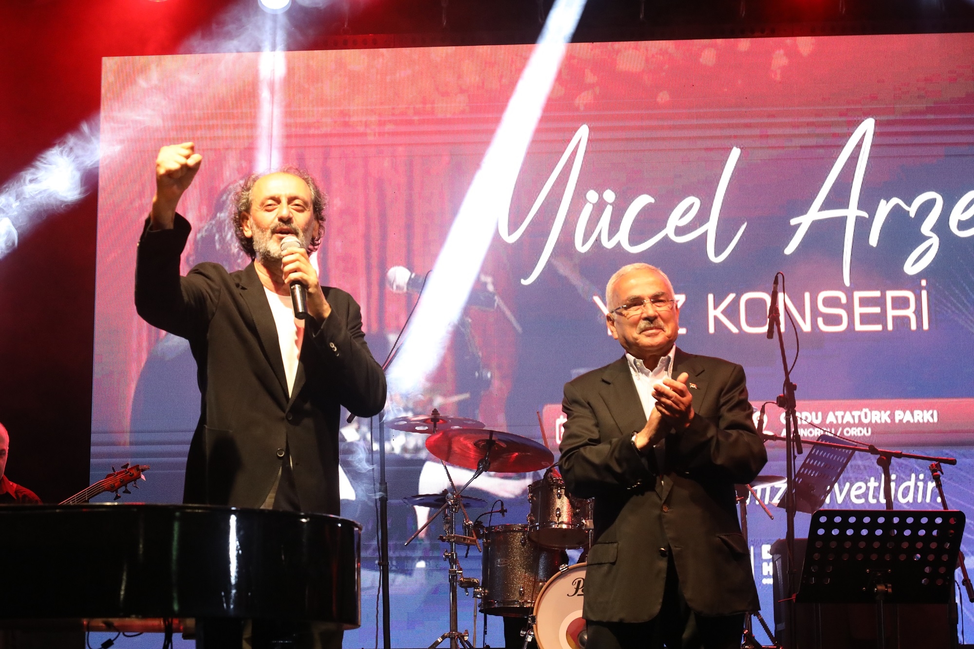 ORDU’DA YÜCEL ARZEN RÜZGARI ESTİ ESERLERİYLE GÖNÜLLERE TAHT KURAN MÜZİSYEN