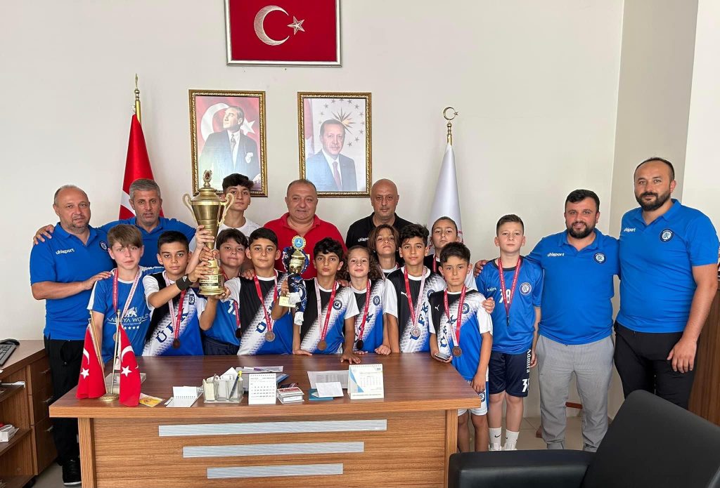 ŞAMPİYONLARDAN İLÇE SPOR MÜDÜRLÜĞÜNE TEŞEKKÜR ZİYARETİ S