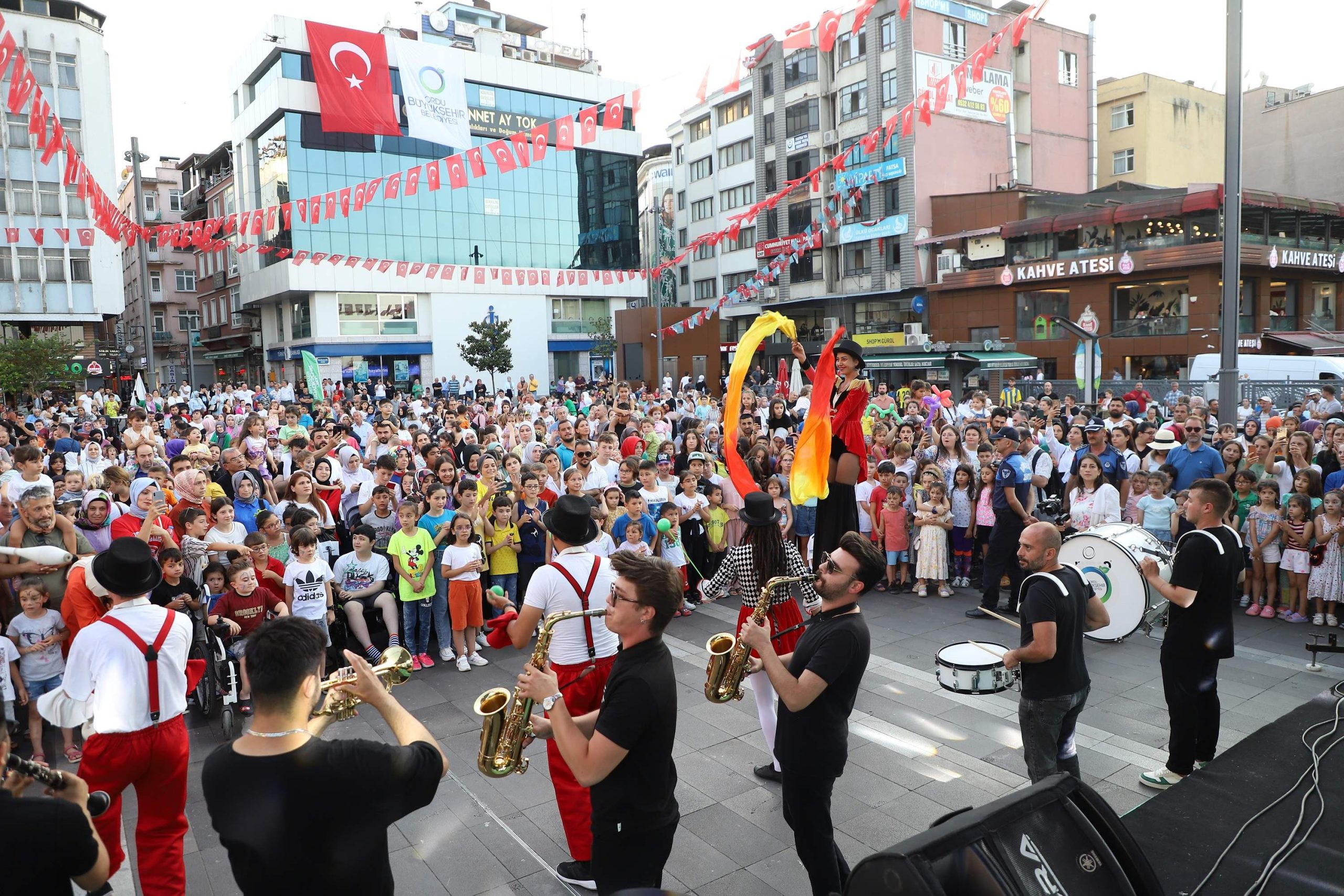 ÇOCUKLAR GÜLERSE DÜNYA GÜLER Yaz akşamları Ordu Büyükşehir Belediyesinin festivalleri