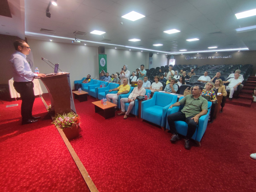 ÜNYE BELEDİYESİ’NDEN “SÜS BİTKİLERİ YETİŞTİRİCİLİĞİ VE ISLAHI” KONULU KONFERANS image 2